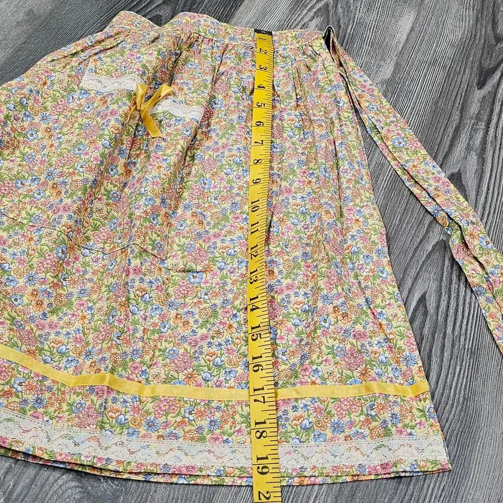 VINTAGE FLORAL WAIST APRON – HANDMADE – LACE TRIM – YELLOW RIBBON – CLEAN